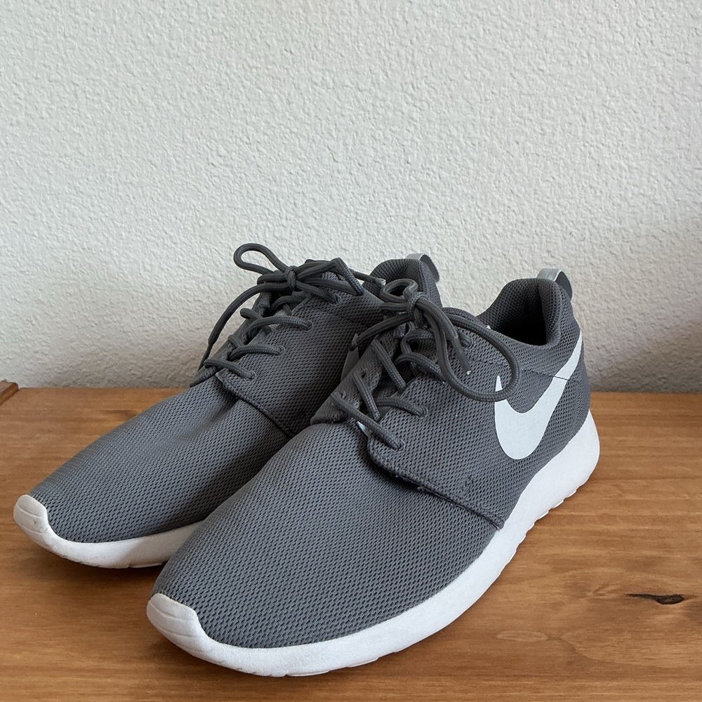 Nike Roshe Gray and White Sneakers